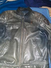 Blauer biker in pelle