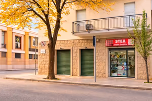 Locale con vetrina su viale Umberto I