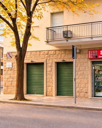 Locale con vetrina su viale Umberto I