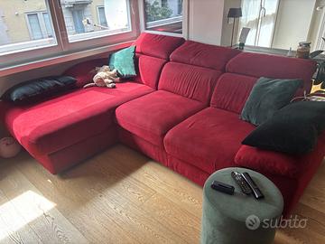 divano con chaise longue e letto estraibile