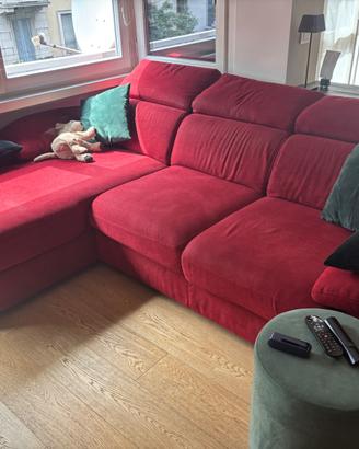 divano con chaise longue e letto estraibile