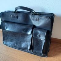 Borsa porta documenti in pelle, color nero.