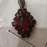 ciondolo  Vintage in granata di Boemi 