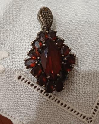 ciondolo  Vintage in granata di Boemi 