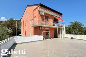 Casa indipendente 3 appartamenti