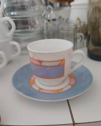 tazzina da caffè con piattino