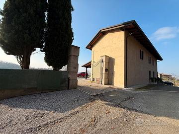 Casale indipendente in collina