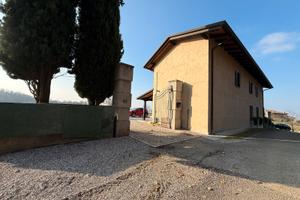 Casale indipendente in collina