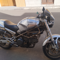 Moto Ducati Monster 750
