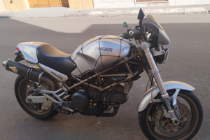 Moto Ducati Monster 750