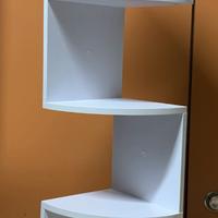 Piccolo scaffale angolare