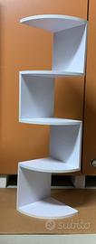 Piccolo scaffale angolare