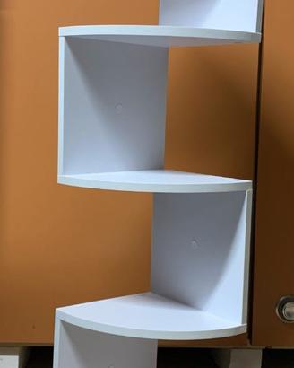 Piccolo scaffale angolare