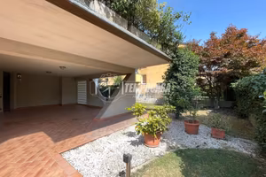VILLLA A SCHIERA DI TESTA CON GIARDINO