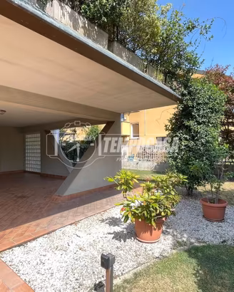 VILLLA A SCHIERA DI TESTA CON GIARDINO