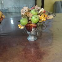 Coppia centrotavola vintage in metallo con frutta 