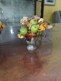 Coppia centrotavola vintage in metallo con frutta 