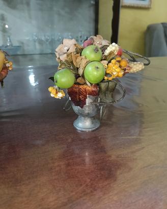 Coppia centrotavola vintage in metallo con frutta 