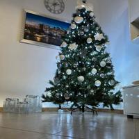 Albero di Natale completo di addobbi e pacchi