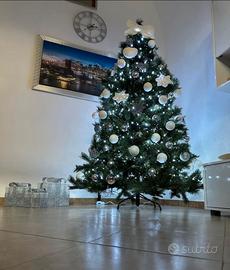 Albero di Natale completo di addobbi e pacchi