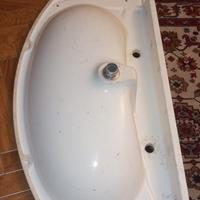 Lavabo da bagno in ceramica bianca