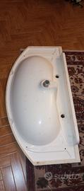 Lavabo da bagno in ceramica bianca