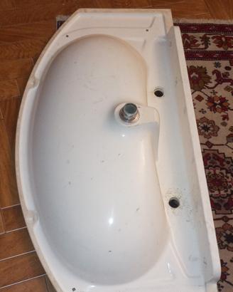 Lavabo da bagno in ceramica bianca