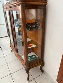 vetrina di antiquariato