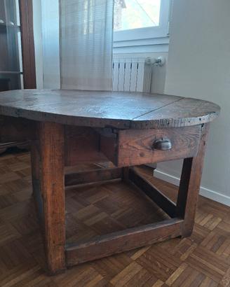 Tavolo tondo effetto rustico