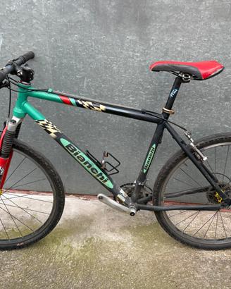 X Ricambi. MTB ruote da 26” con Telaio ROTTO.