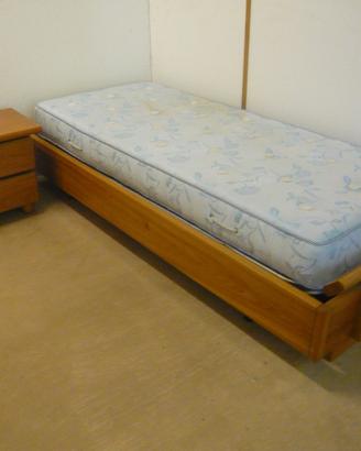 Letto con comodino