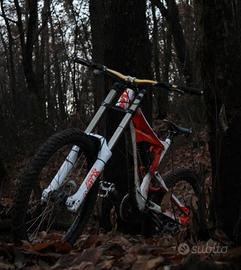 bicicletta Downhill 