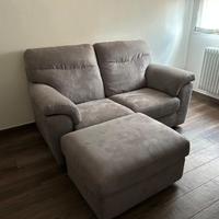 divano 2 posti con pouf