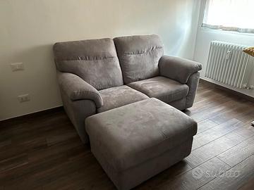 divano 2 posti con pouf