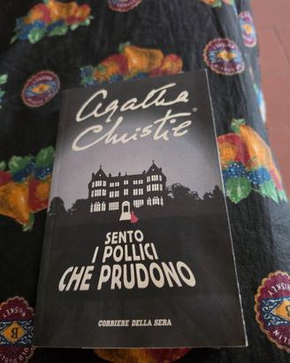 Sento i pollici che prudono - A. Christie.