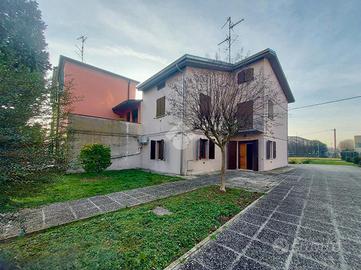 VILLA A SCHIERA A ROLO
