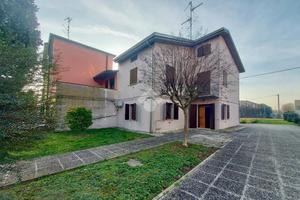 VILLA A SCHIERA A ROLO
