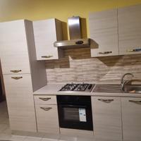 Cucina + Frigorifero + Forno + Tavolo e 4 sedie