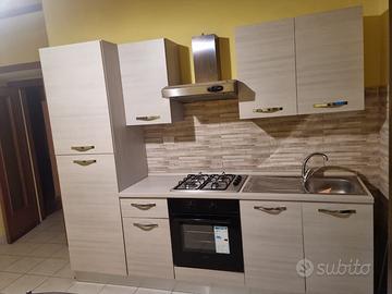 Cucina + Frigorifero + Forno + Tavolo e 4 sedie