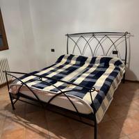 letto in ferro battuto, fatto artigianalmente 