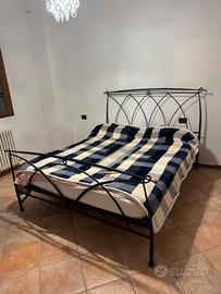 letto in ferro battuto, fatto artigianalmente 