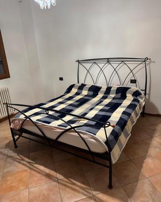 letto in ferro battuto, fatto artigianalmente 