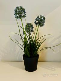 Pianta finta con fiori blu