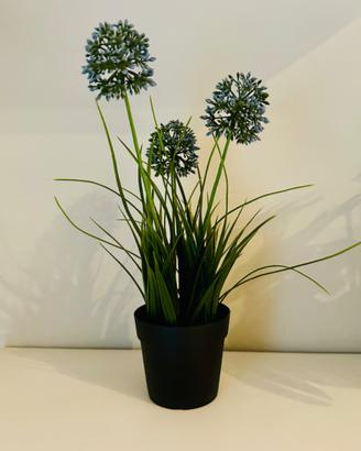 Pianta finta con fiori blu