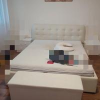 letto matrimoniale con materasso, due divani letto