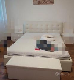 letto matrimoniale con materasso, due divani letto