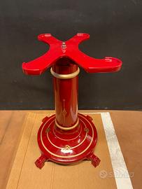 Piedistalli rossi e neri per affettatrici