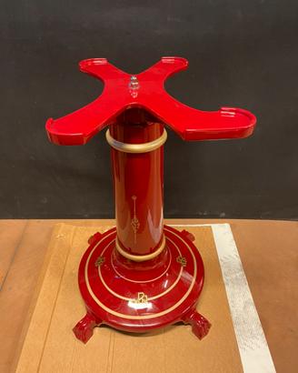 Piedistalli rossi e neri per affettatrici