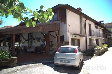 Casa indipendente di 365 m² con 5 locali e box aut