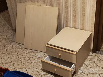 scrivania in legno chiaro con due cassetti 